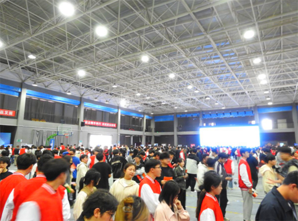 武汉铁路桥梁职业学院2026年校园招聘会举行 多家名企共商校企合作