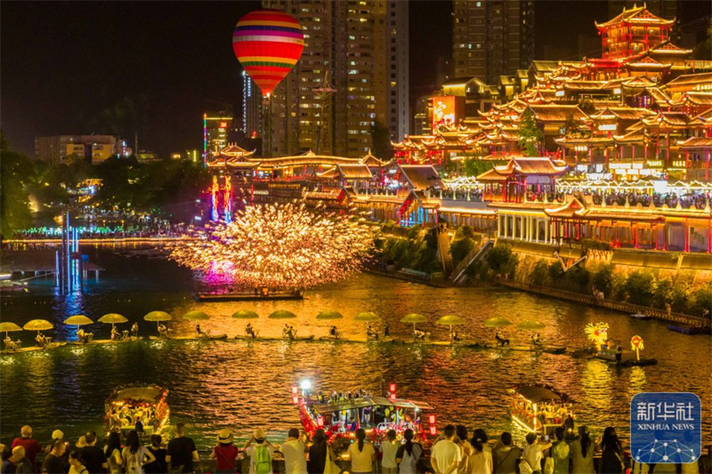湖北宣恩:河畔夜生輝