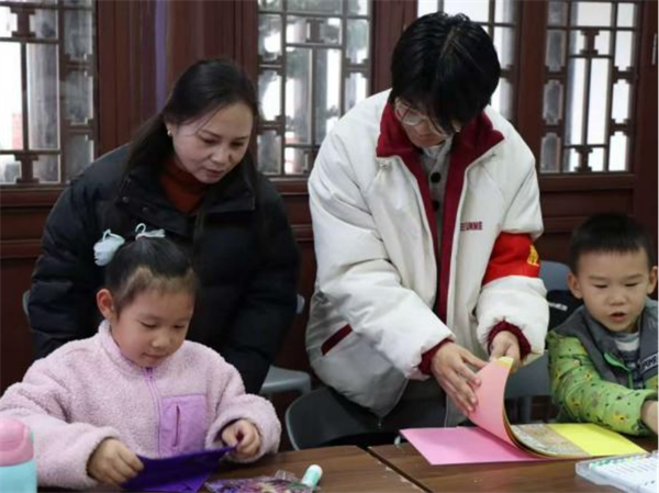 武汉纺织大学志愿团队联合龟山公园开展活动