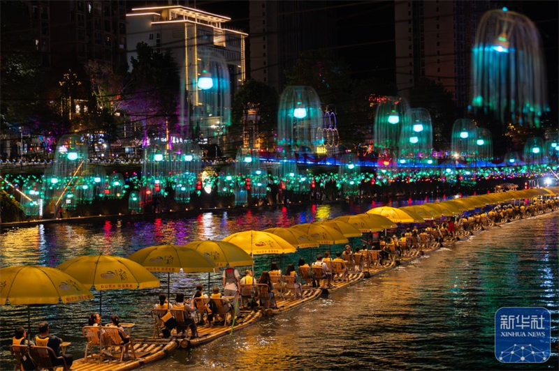 湖北宣恩:河畔夜生輝