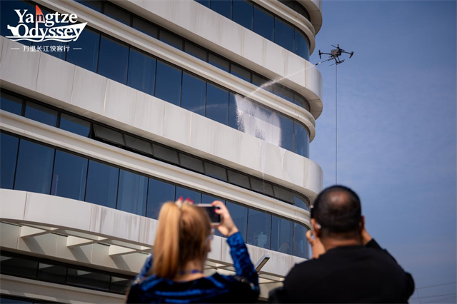 “万里长江侠客行”走进武汉光谷 外国博主探访中国“智造”新成果 null