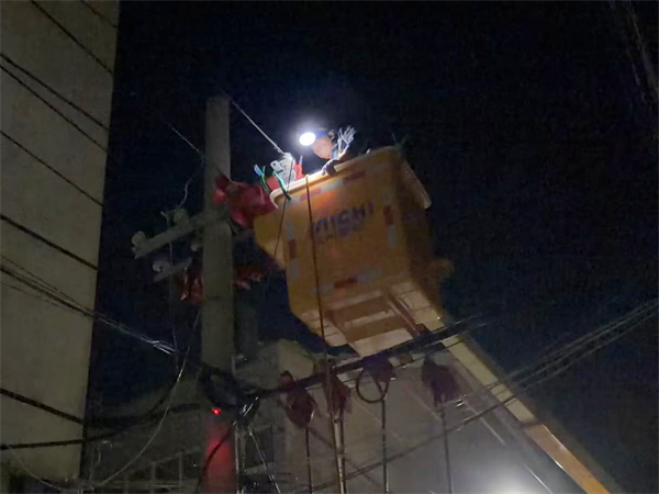 湖北鄂州:30多名供电员工彻夜抢修 近百户居民用电零感知
