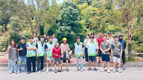 湖北恩施:電動車滑入溪流九旬老人遇困 支教志願者合力抬車救助
