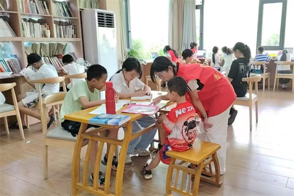 湖北谷城:290家农家书屋点亮山乡孩子消夏好时光