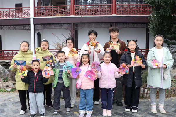 武汉纺织大学志愿团队联合龟山公园开展活动