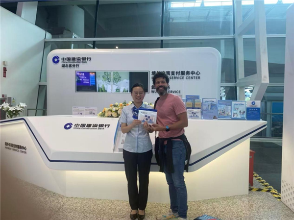 老外体验“支付自由” 从落地武汉天河机场开始