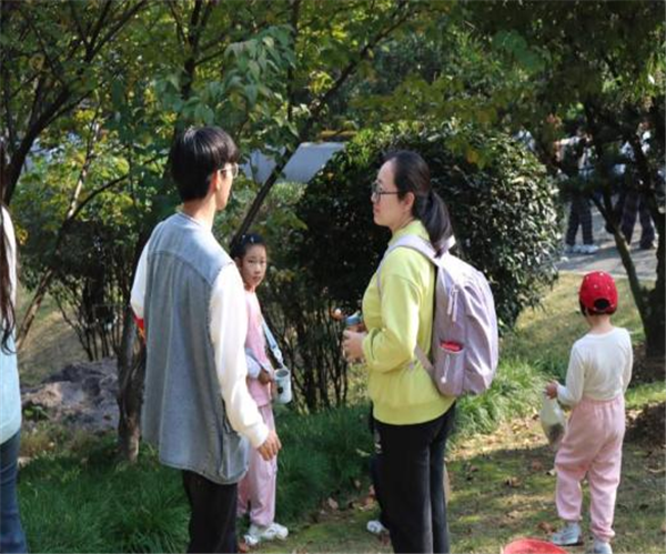 落叶为媒陪伴成诗 武汉纺织大学外经贸学院举办“拾秋趣创,亲子共乐”主题活动 null