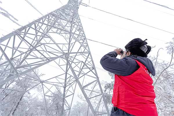 武汉之巅踏雪巡线!无人机除冰保电网安全运行