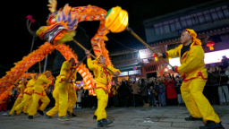 重庆酉阳龙潭：红烛映古镇 非遗闹元宵