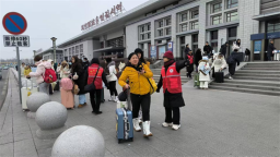 “志愿红”点亮延吉新春 千余名志愿者贴心服务绘就温暖画卷