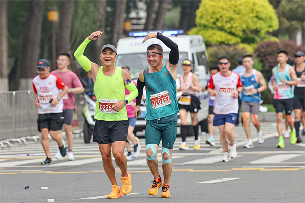 2026一汽红旗长春马拉松鸣枪开跑