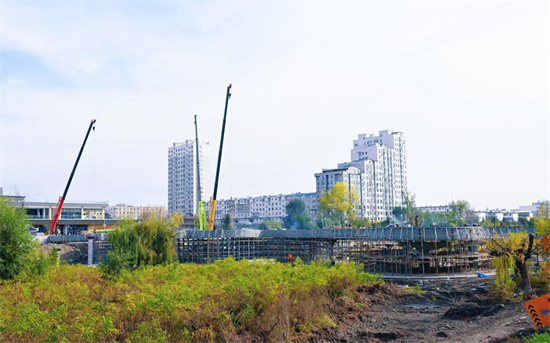 连通延吉水上市场和烟河街 这座便民人行桥初现雏形