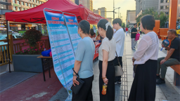 延吉网红弹幕墙下举办“夜市招聘会” 让就业服务融入城市烟火