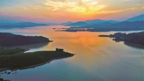 夕阳下的松花湖：远山如黛，水天一色