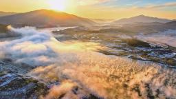 松花江沿岸：雾气氤氲，霞光洒金