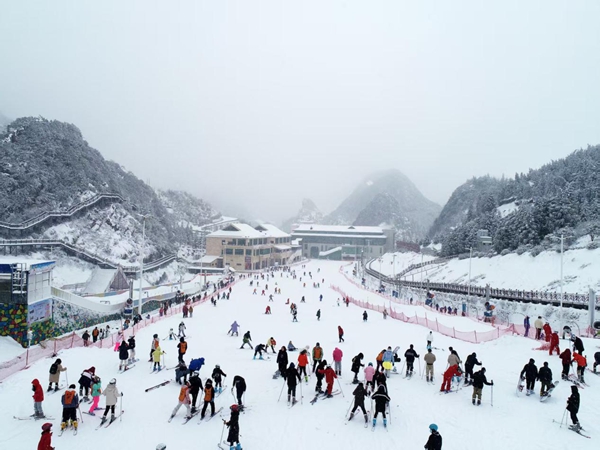贵州六盘水:南国冰雪盛宴启幕 滑雪季推出多维沉浸体验
