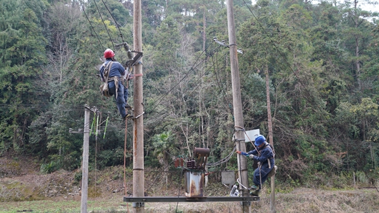 贵州镇远:寒潮保电正当时 全力筑牢冬季供电保障防线