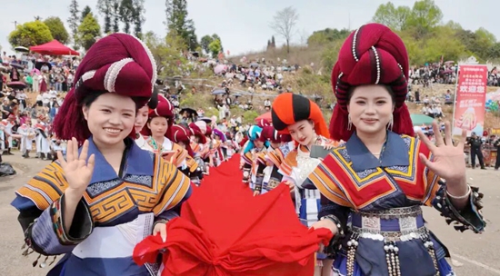六盘水市钟山区南开苗族跳花节启幕 传统民俗焕发时代新彩