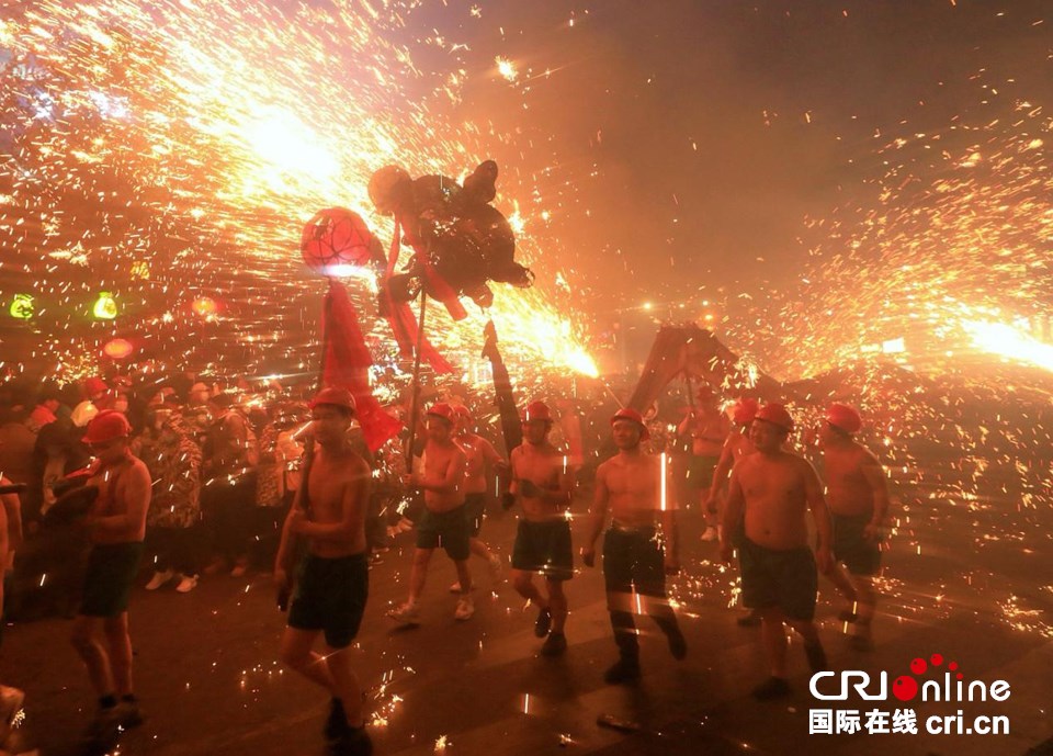 贵州台江:“舞龙嘘花”闹元宵