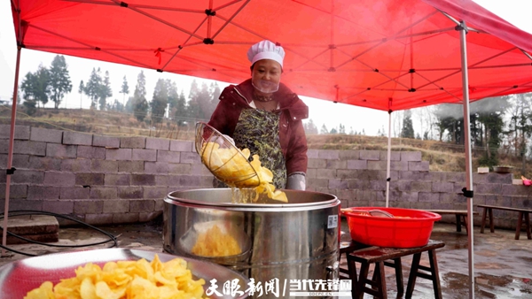 “定制化口味+电商”,百里杜鹃一村民的“炸洋芋”远销省外