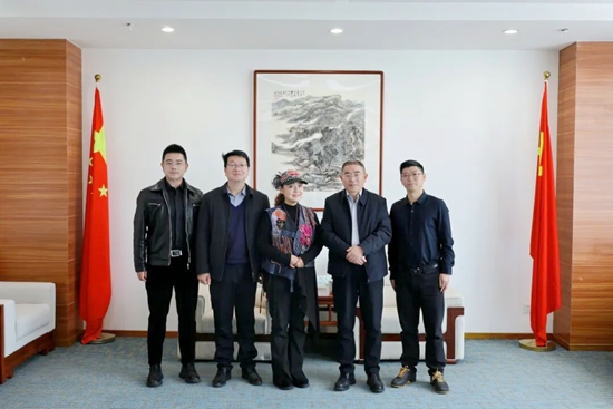 苗族歌唱家、演员阿幼朵回访母校座谈交流