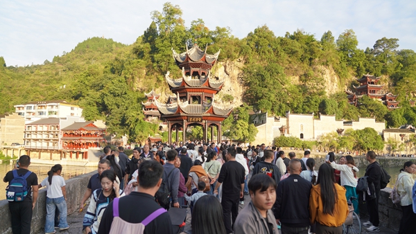 客流攀升人氣爆棚 貴州鎮遠古城國慶文旅市場持續火熱迎高峰