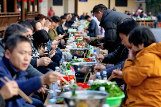 贵州安顺龙宫景区举办2025年布依“汤锅”文化节