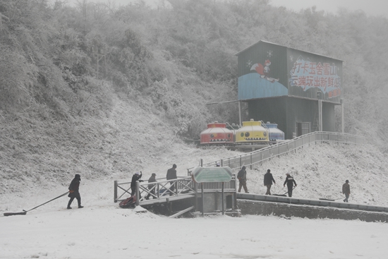 六盘水市水城区玉舍雪山滑雪场启动人工造雪 冰雪盛宴蓄势待发