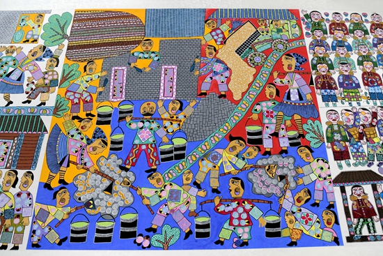 贵州龙里:苗族画师绘制70米苗画祝福黔南州庆
