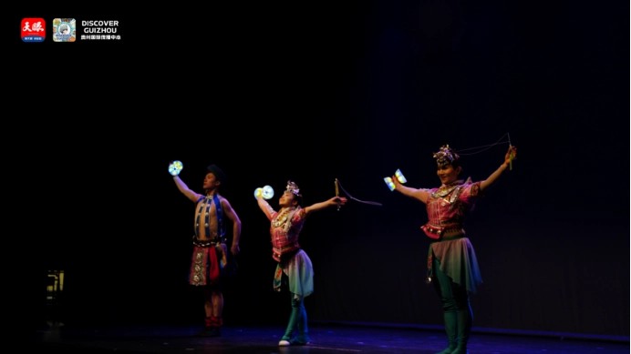 多彩贵州艺术团亮相马德里 黔韵绝技绽放中西文化交流舞台