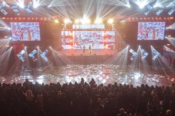 贵州六盘水梅花山“南国雪乡”主题乐园试营业人气爆棚