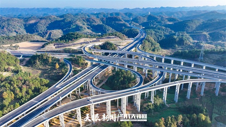 交通“主动脉”滋养经济“毛细血管”!超9500公里高速公路助力贵州融入粤港澳大湾区、成渝地区双城经济圈