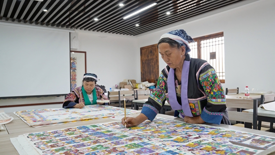 贵州龙里:苗族画师绘制70米苗画祝福黔南州庆