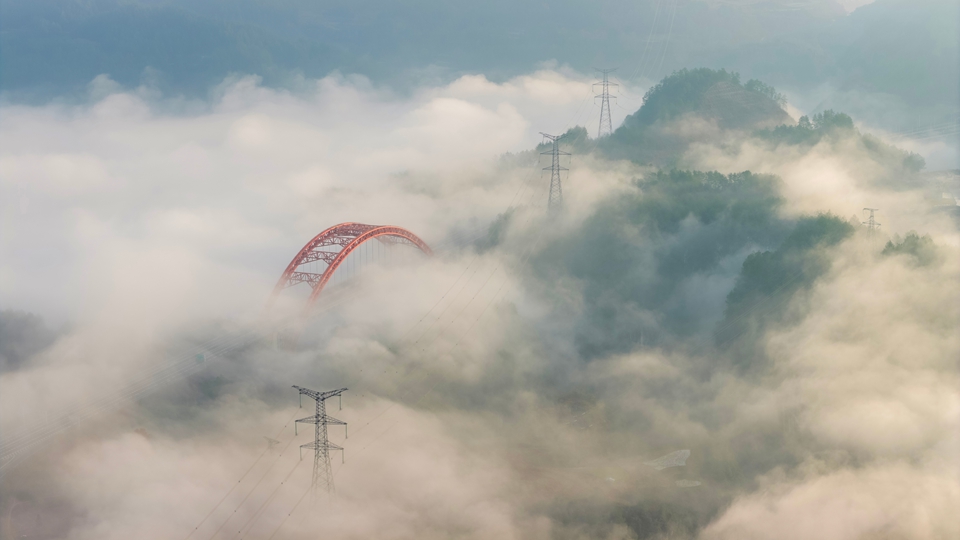 贵州施秉:江凯河大桥云雾缭绕 景色美