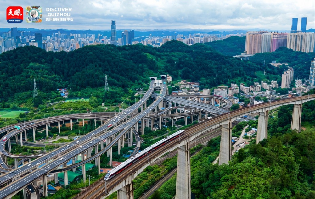 轨道上的贵州:高铁织网,市市通达