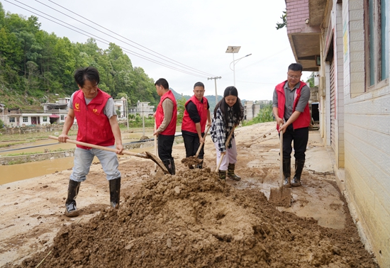 贵州长顺:洪水退去清淤忙 党员群众齐心重建家园