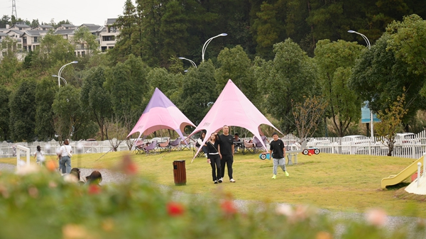 贵州龙里:近郊休闲游热度高涨 游客沉浸式感受乡村文旅别样魅力