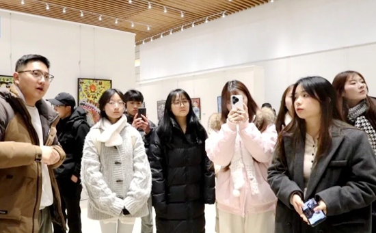 绘文明·树新风“农民画里话文明”公益广告作品展在六盘水美术馆开展