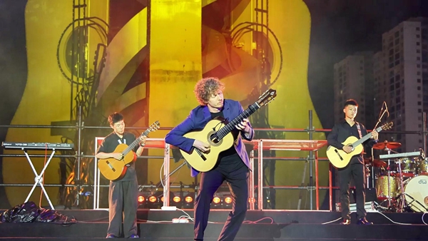 跨海寻音:瑞典吉他大师的中国音乐梦