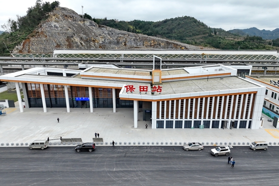 盘兴高铁:钢铁长龙穿越喀斯特奇山秀水