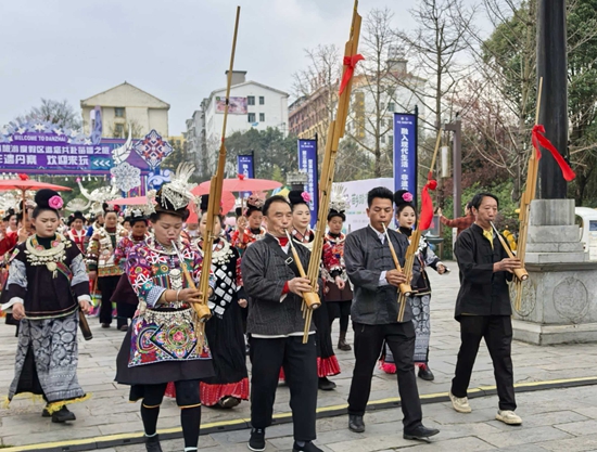 贵州丹寨:“寨歌寨舞”醉游人 周末民俗体验多