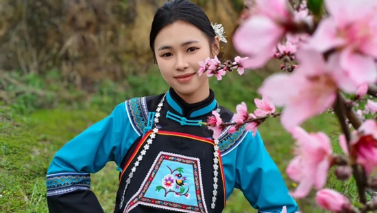 贵州平塘:桃红染青山 春色醉游人