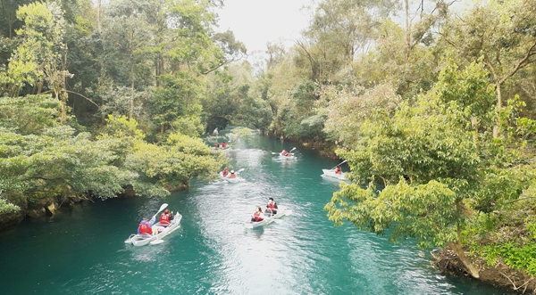 游船赏花享春光 贵州荔波小七孔又有新“花样”