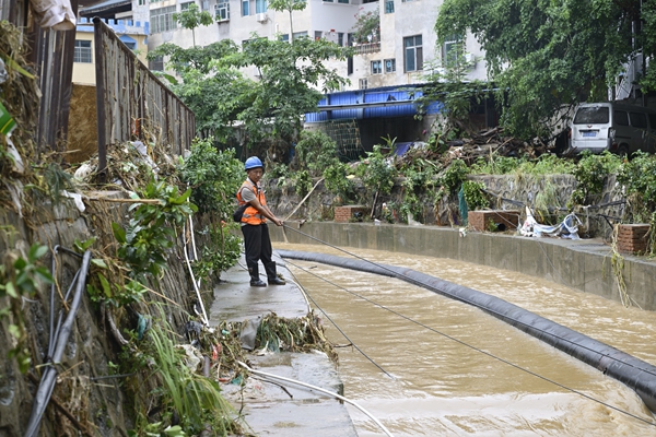 贵州罗甸:干群同心聚力开展清淤重建