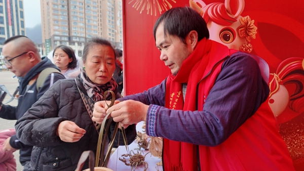 色彩里的乡愁!水城农民画展让文明“看得见”