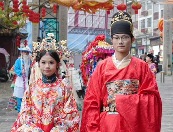 贵州镇远:“龙神嫁妹”巡游点燃古城冬游