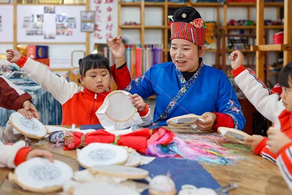 贵州施秉:萌娃沉浸式体验非遗魅力