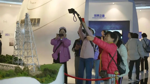 贵州平塘:“小天马”引客来 “天眼热”持续升温