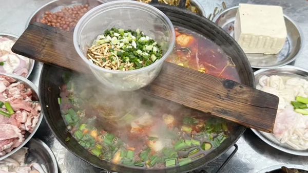 贵州都匀:杀猪宴致敬城市守护者 寒冬暖人心