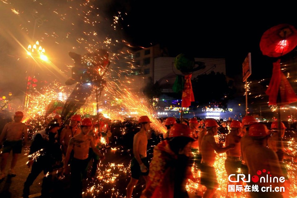 贵州台江:“舞龙嘘花”闹元宵